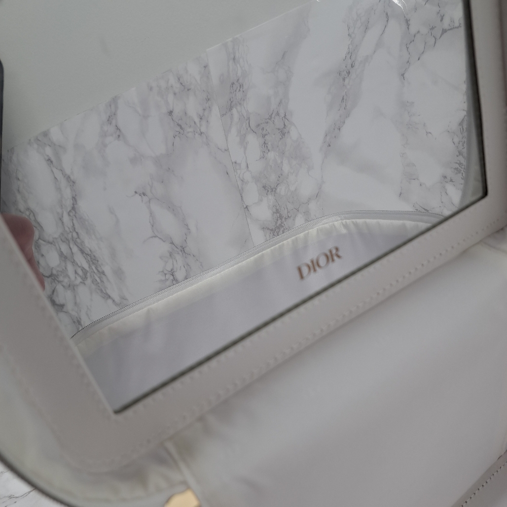 Dior White Vanity Case, Hand Towel, Headband And 15 ml Capture Totale Hyalushot - Picture 7 of 14